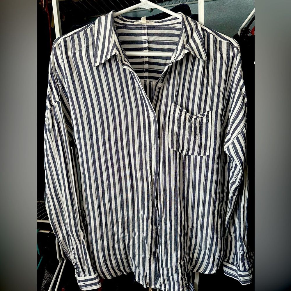 Maurices top
Button down
Long sleeve
Dark blue/white stripe
Like-new condition